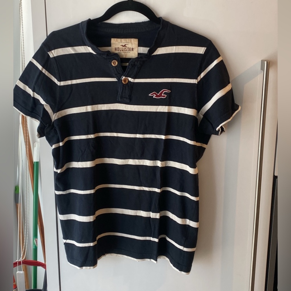 BLACK & WHITE HOLLISTER TOP SHIRT SIZE MEDIUM + FREE GIFT INCLUDED